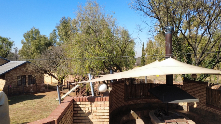 6 Bedroom Property for Sale in Die Hoewes Gauteng