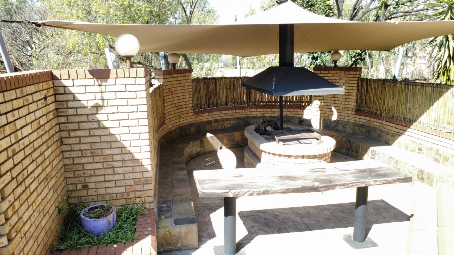 6 Bedroom Property for Sale in Die Hoewes Gauteng