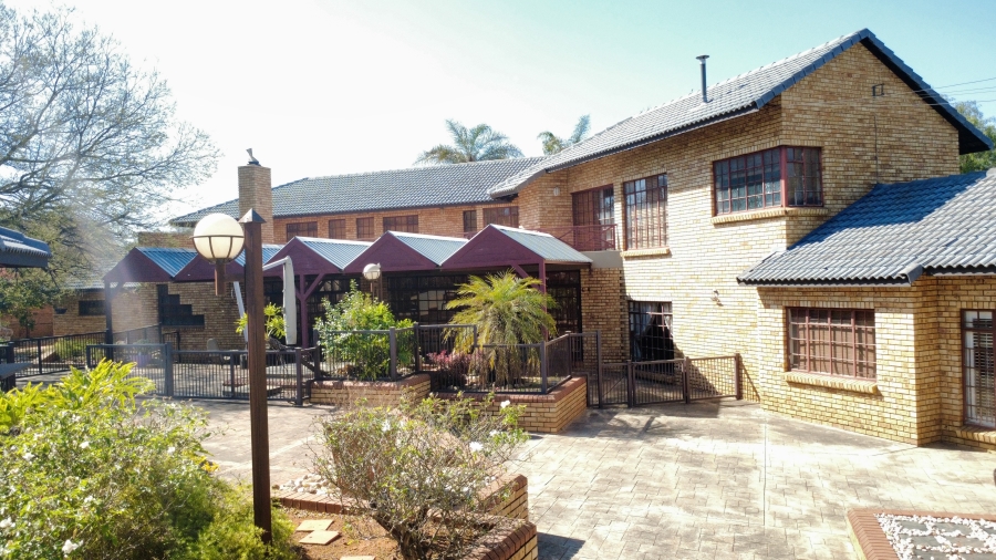 6 Bedroom Property for Sale in Die Hoewes Gauteng