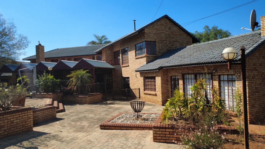 6 Bedroom Property for Sale in Die Hoewes Gauteng