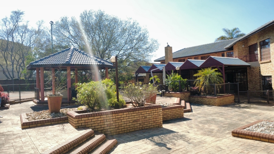 6 Bedroom Property for Sale in Die Hoewes Gauteng