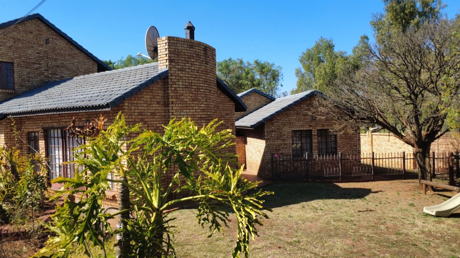 6 Bedroom Property for Sale in Die Hoewes Gauteng