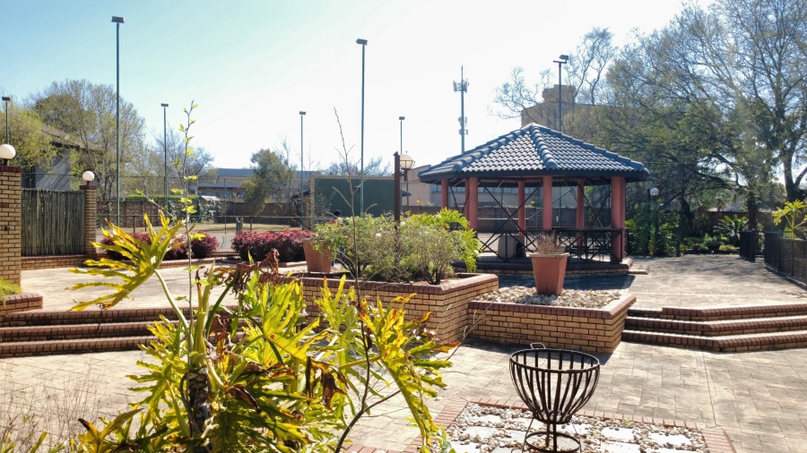 6 Bedroom Property for Sale in Die Hoewes Gauteng