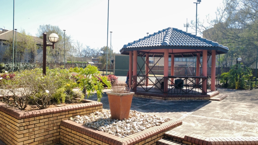 6 Bedroom Property for Sale in Die Hoewes Gauteng
