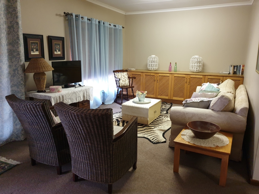6 Bedroom Property for Sale in Die Hoewes Gauteng