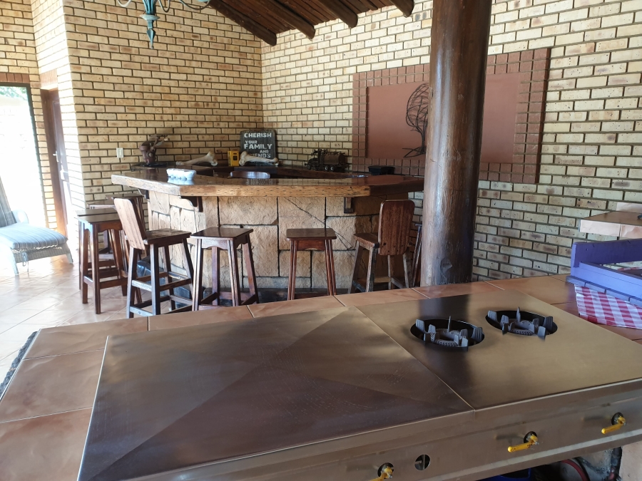 6 Bedroom Property for Sale in Die Hoewes Gauteng
