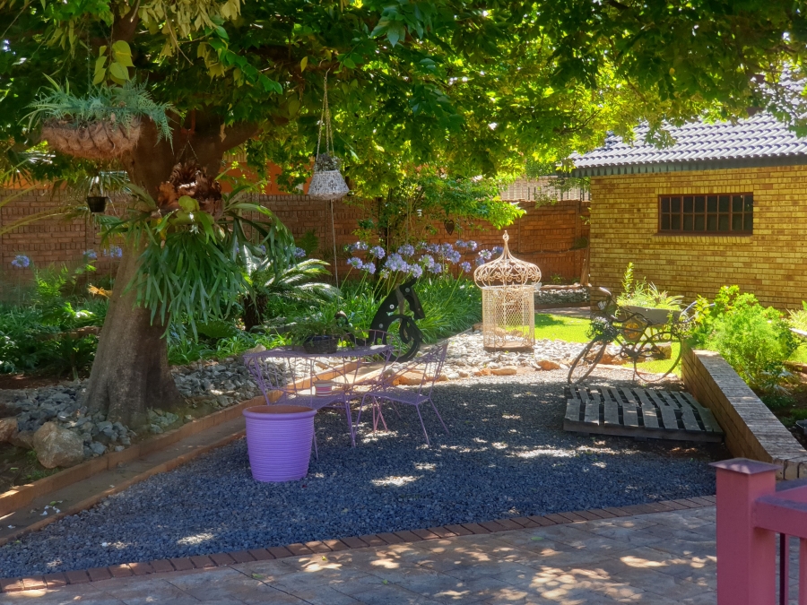 6 Bedroom Property for Sale in Die Hoewes Gauteng