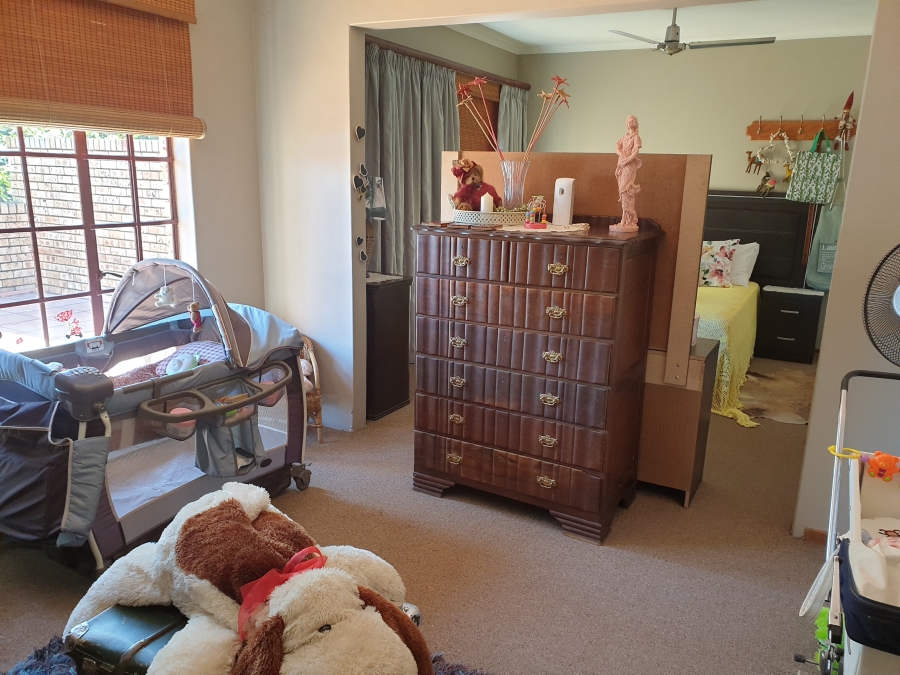 6 Bedroom Property for Sale in Die Hoewes Gauteng