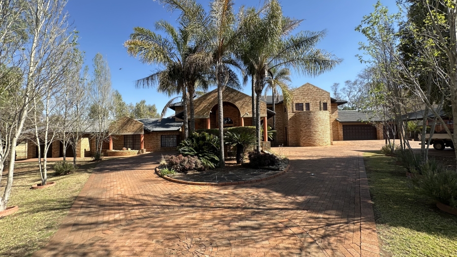 6 Bedroom Property for Sale in Die Hoewes Gauteng