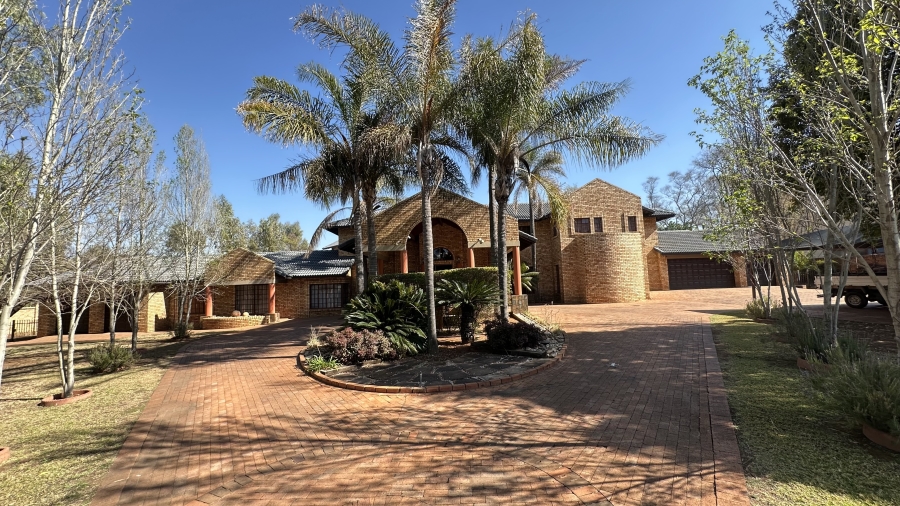 6 Bedroom Property for Sale in Die Hoewes Gauteng
