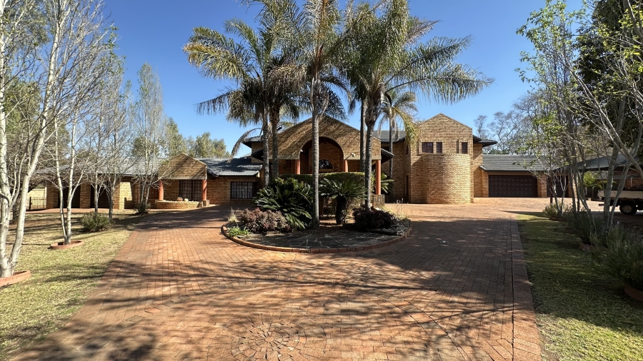 6 Bedroom Property for Sale in Die Hoewes Gauteng