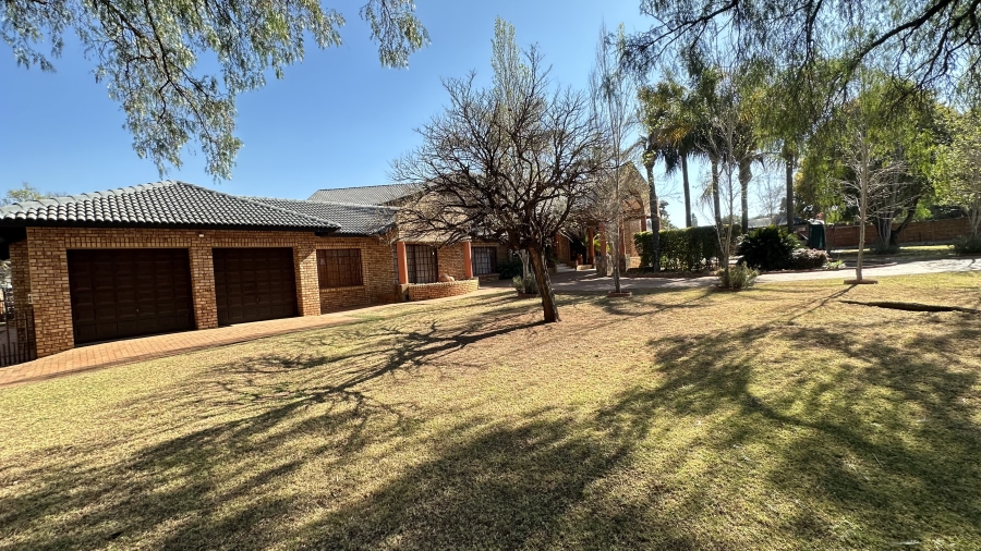 6 Bedroom Property for Sale in Die Hoewes Gauteng