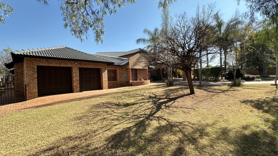 6 Bedroom Property for Sale in Die Hoewes Gauteng