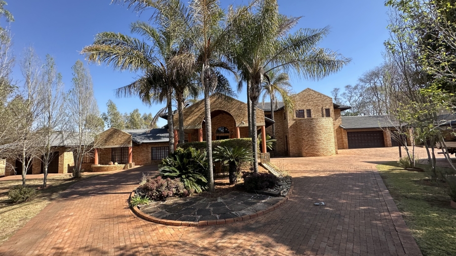 6 Bedroom Property for Sale in Die Hoewes Gauteng