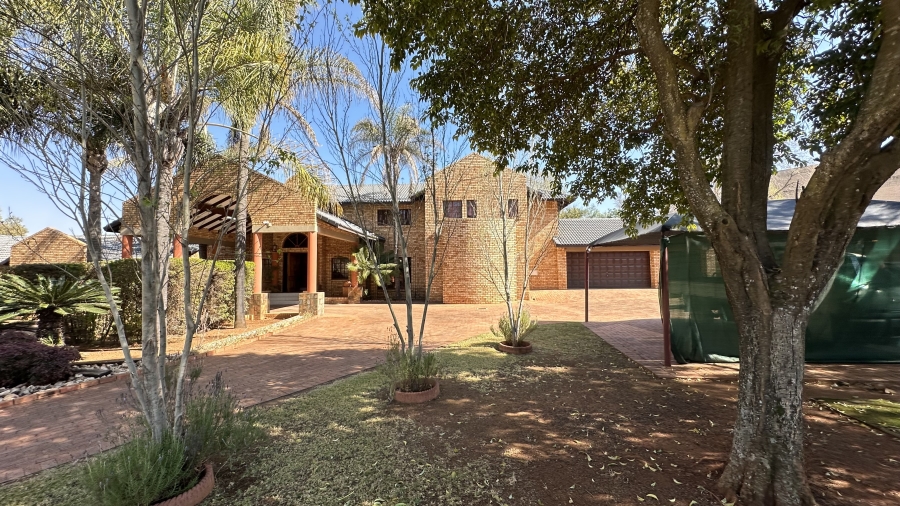 6 Bedroom Property for Sale in Die Hoewes Gauteng