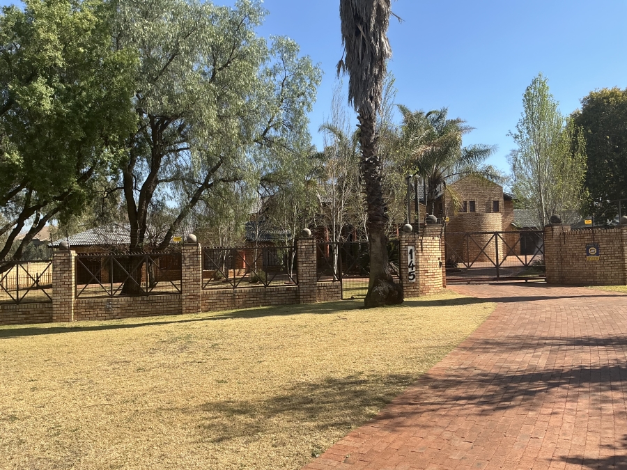 6 Bedroom Property for Sale in Die Hoewes Gauteng