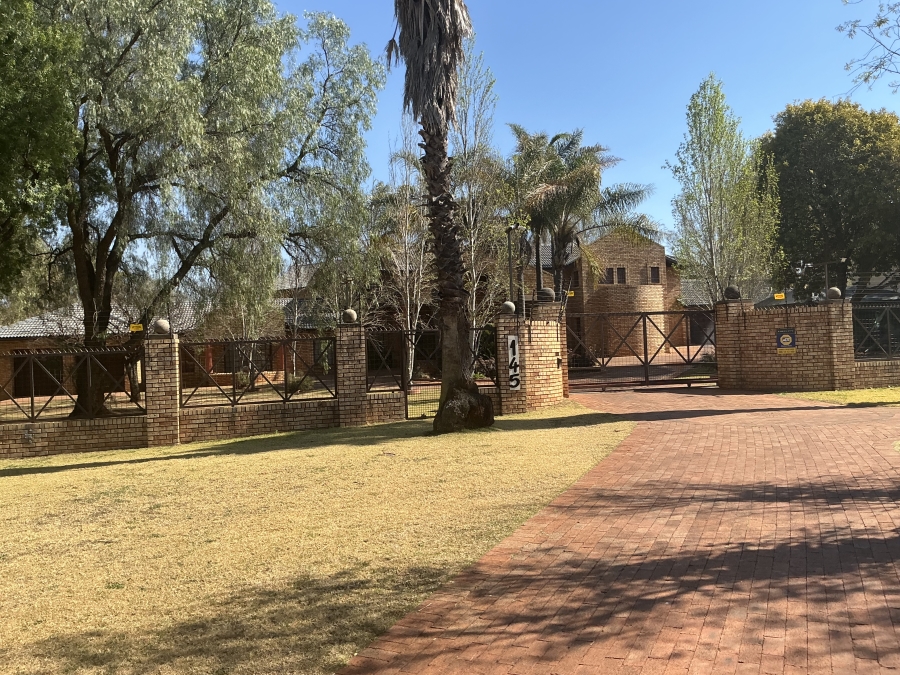 6 Bedroom Property for Sale in Die Hoewes Gauteng