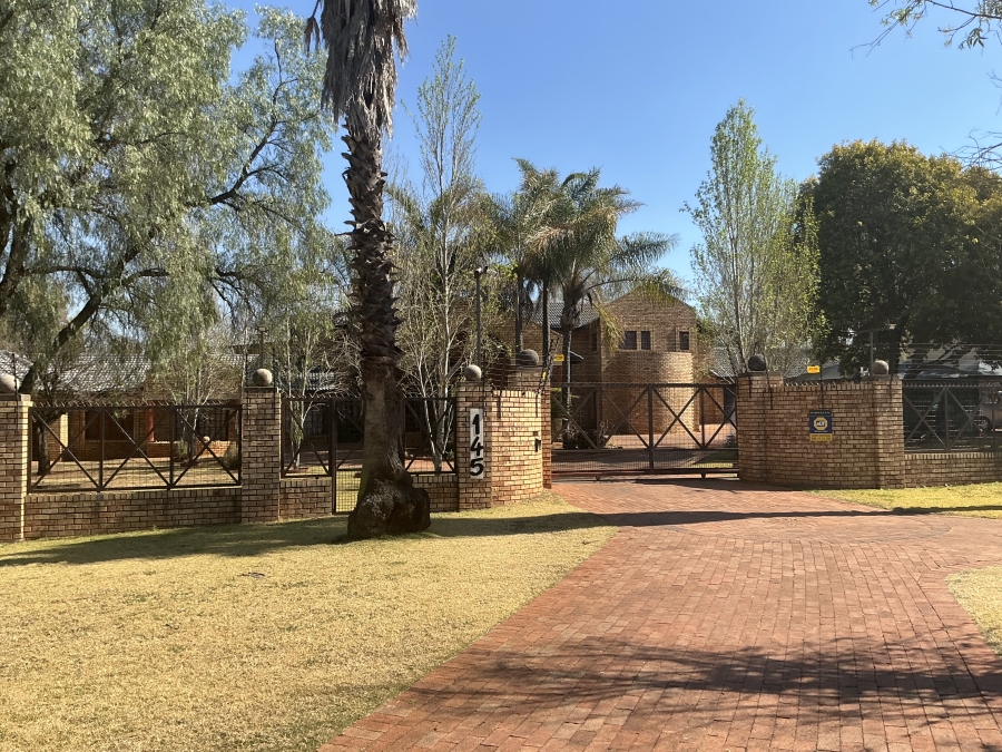 6 Bedroom Property for Sale in Die Hoewes Gauteng