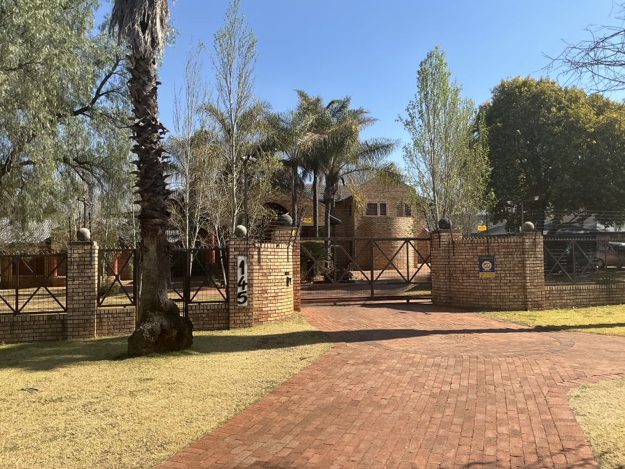 6 Bedroom Property for Sale in Die Hoewes Gauteng