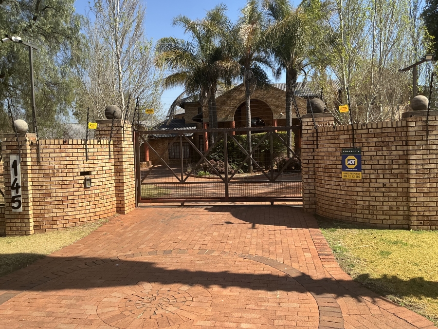 6 Bedroom Property for Sale in Die Hoewes Gauteng