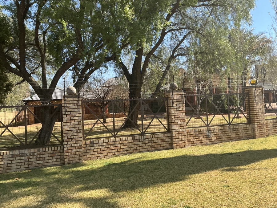 6 Bedroom Property for Sale in Die Hoewes Gauteng