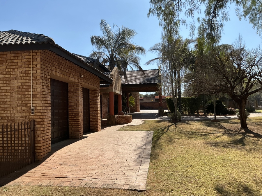 6 Bedroom Property for Sale in Die Hoewes Gauteng