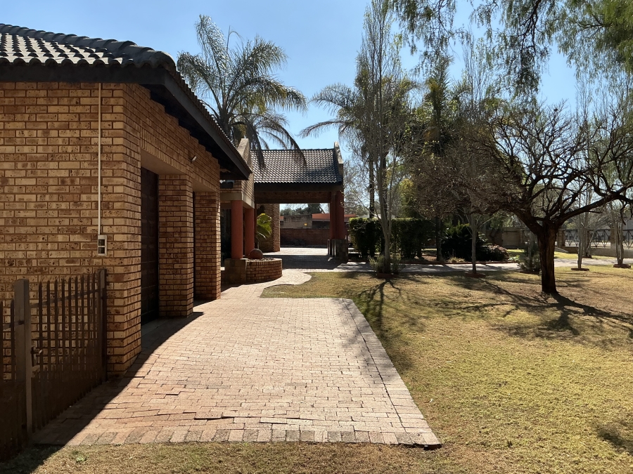 6 Bedroom Property for Sale in Die Hoewes Gauteng