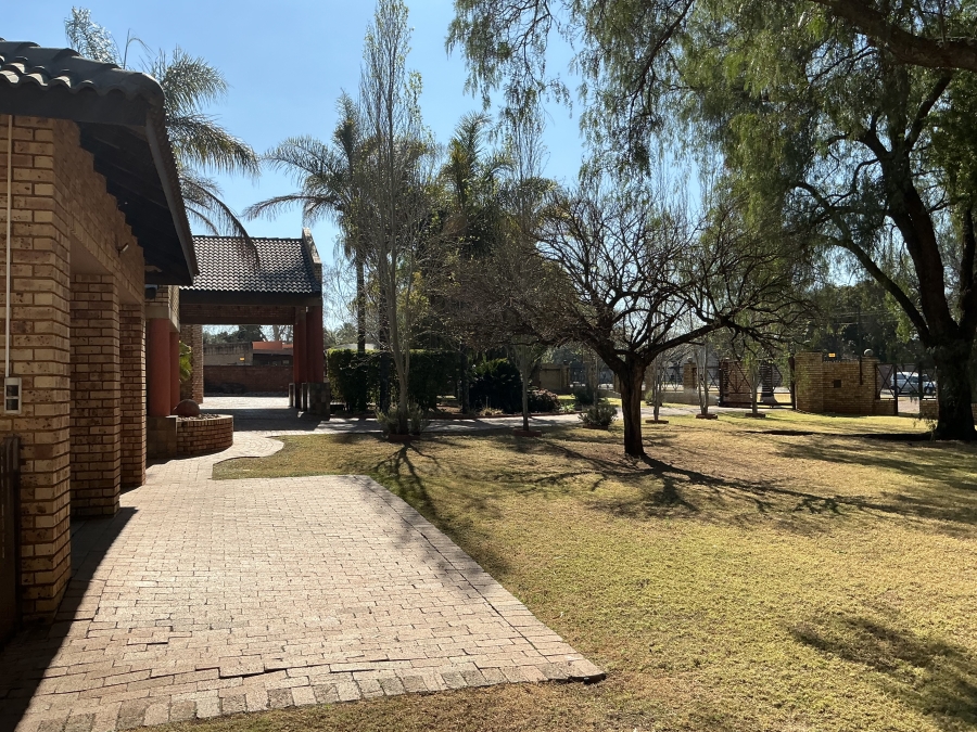 6 Bedroom Property for Sale in Die Hoewes Gauteng