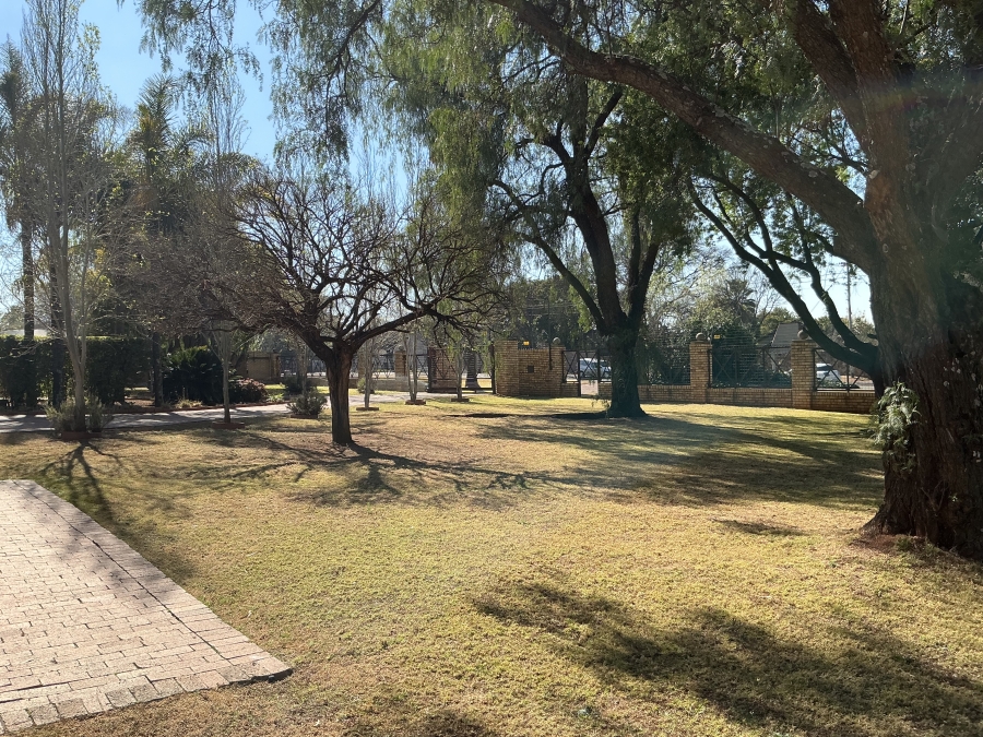 6 Bedroom Property for Sale in Die Hoewes Gauteng