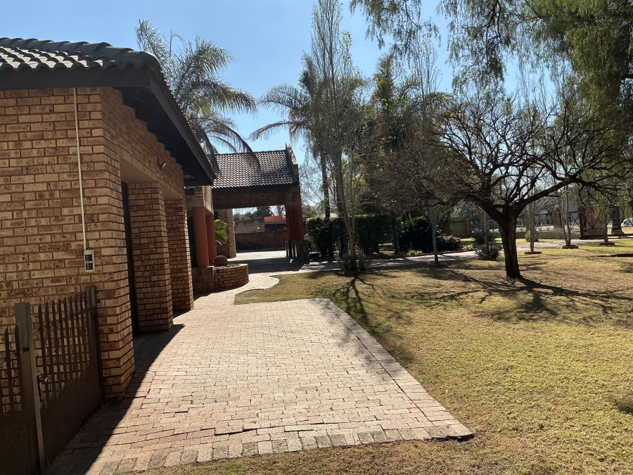 6 Bedroom Property for Sale in Die Hoewes Gauteng