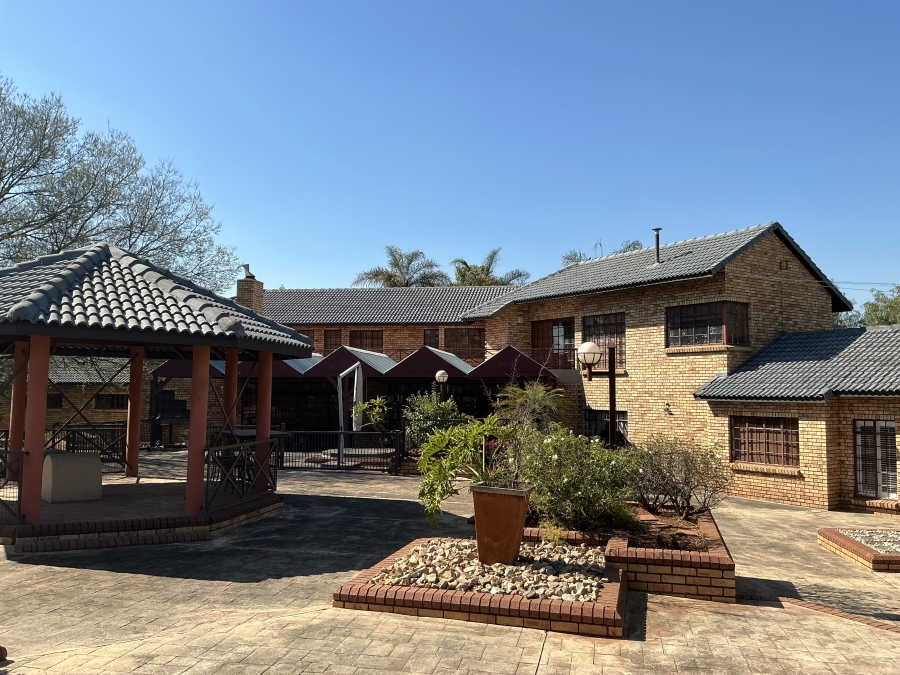 6 Bedroom Property for Sale in Die Hoewes Gauteng