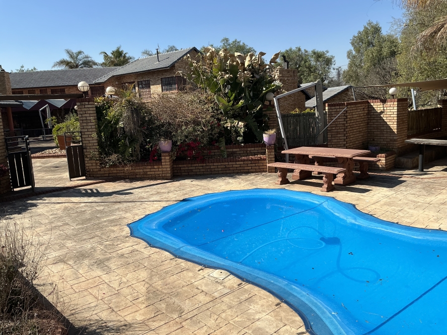 6 Bedroom Property for Sale in Die Hoewes Gauteng