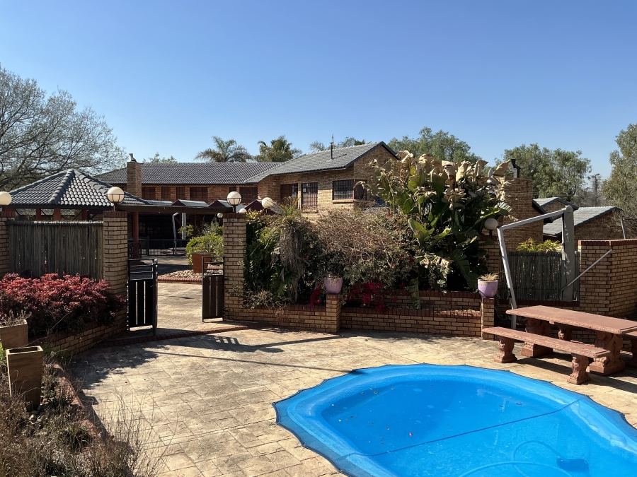 6 Bedroom Property for Sale in Die Hoewes Gauteng