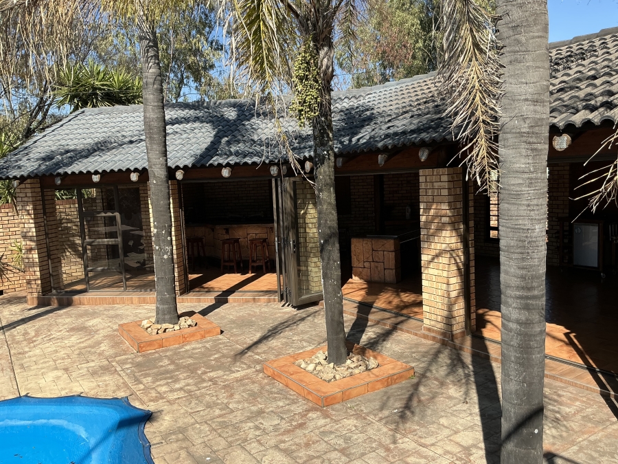 6 Bedroom Property for Sale in Die Hoewes Gauteng