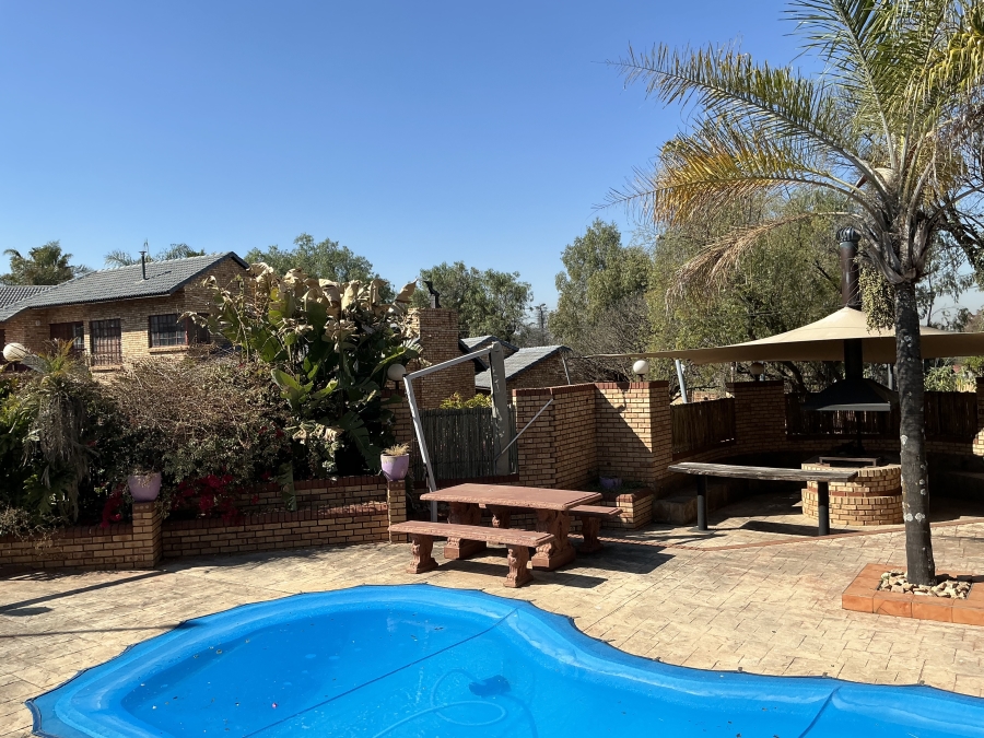 6 Bedroom Property for Sale in Die Hoewes Gauteng