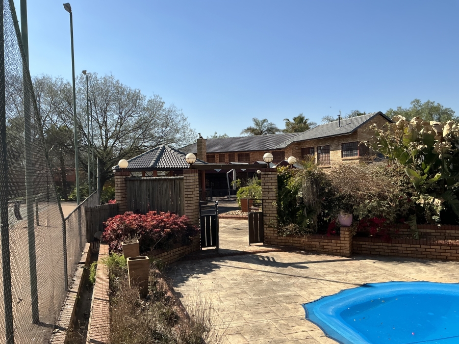 6 Bedroom Property for Sale in Die Hoewes Gauteng