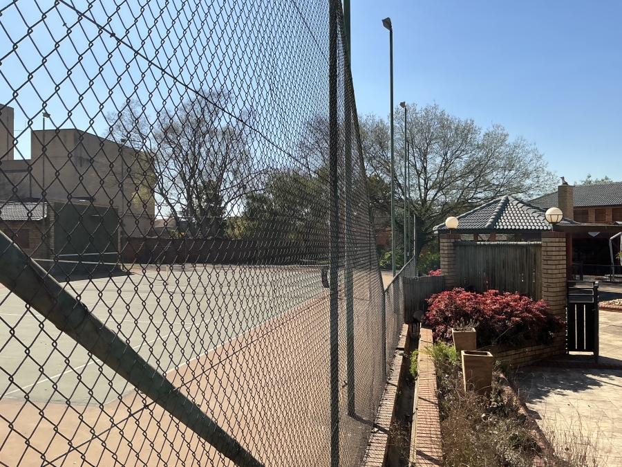 6 Bedroom Property for Sale in Die Hoewes Gauteng