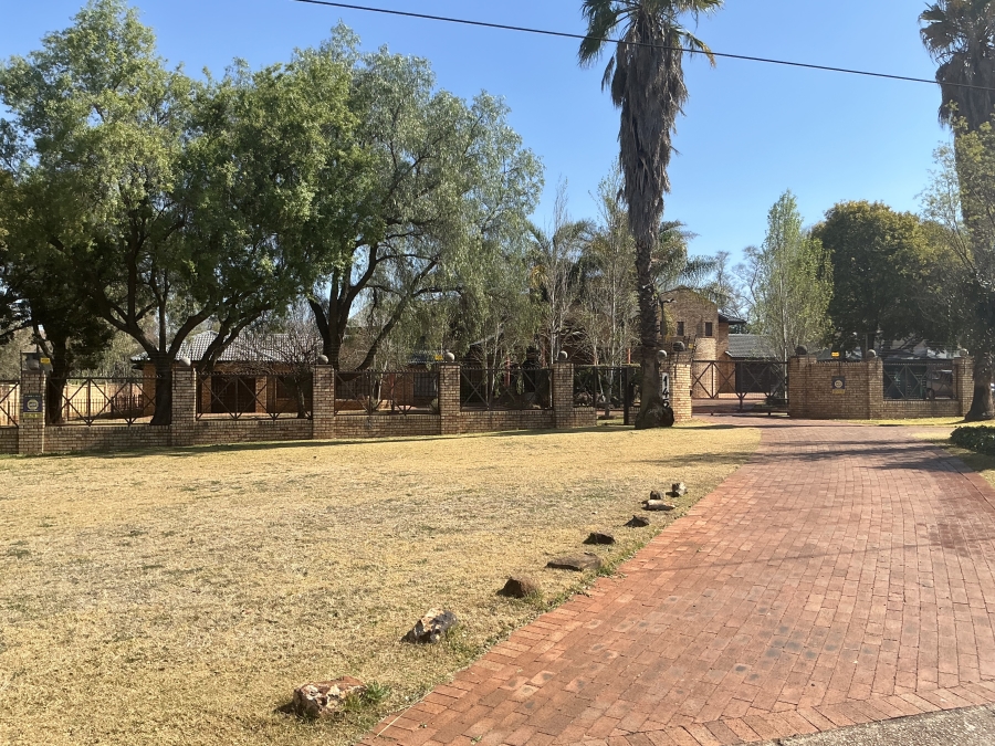 6 Bedroom Property for Sale in Die Hoewes Gauteng
