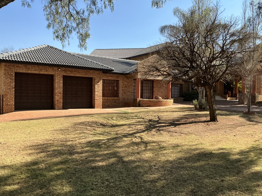 6 Bedroom Property for Sale in Die Hoewes Gauteng