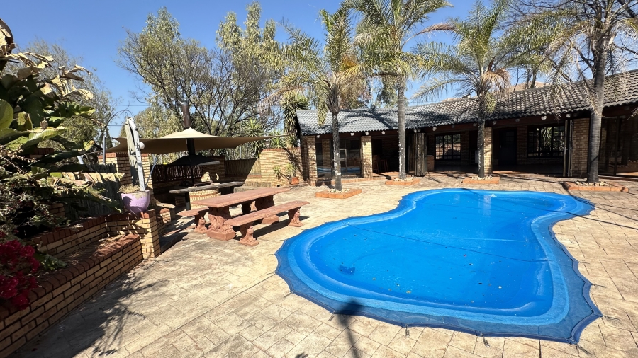 6 Bedroom Property for Sale in Die Hoewes Gauteng
