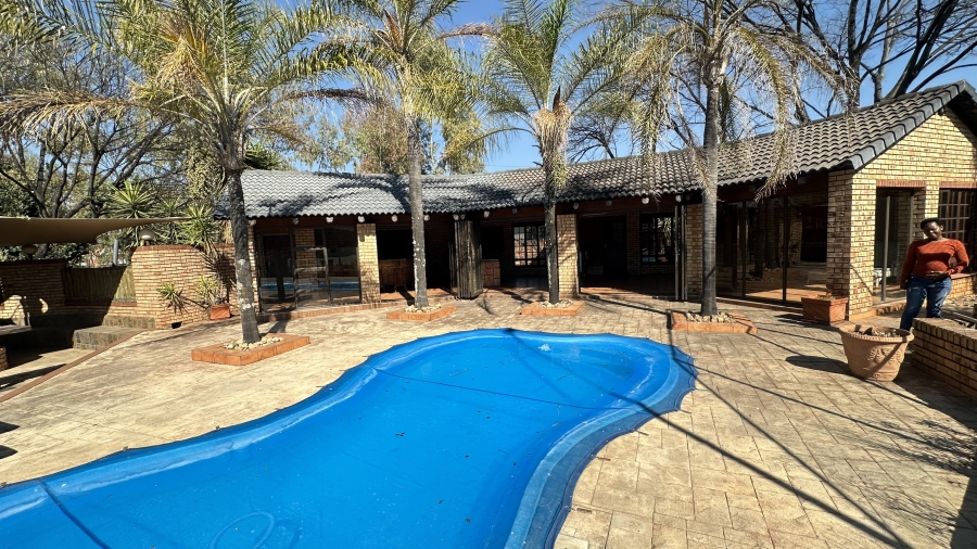 6 Bedroom Property for Sale in Die Hoewes Gauteng