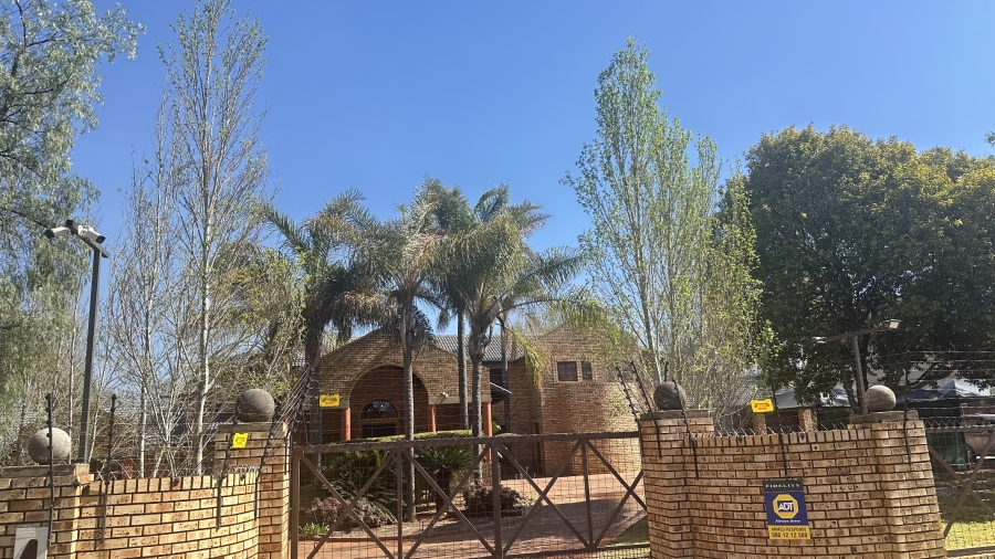 6 Bedroom Property for Sale in Die Hoewes Gauteng