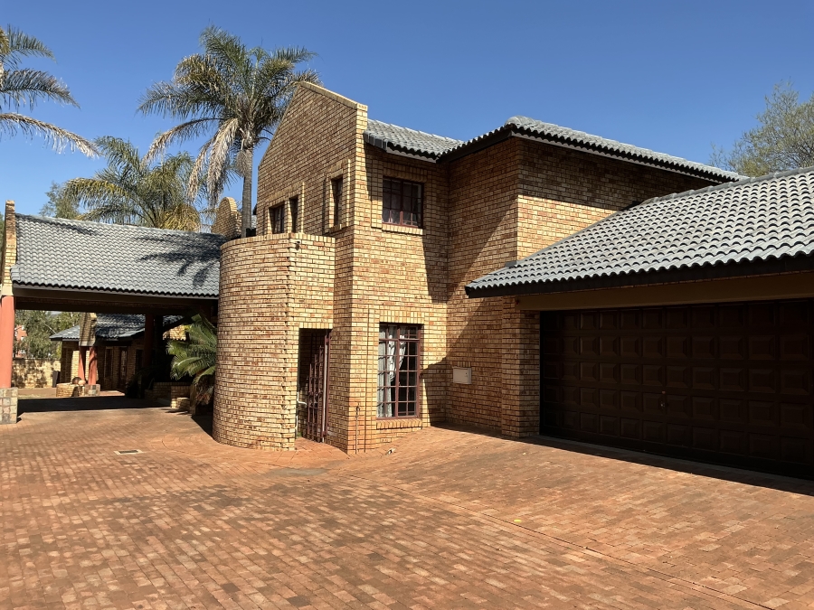 6 Bedroom Property for Sale in Die Hoewes Gauteng