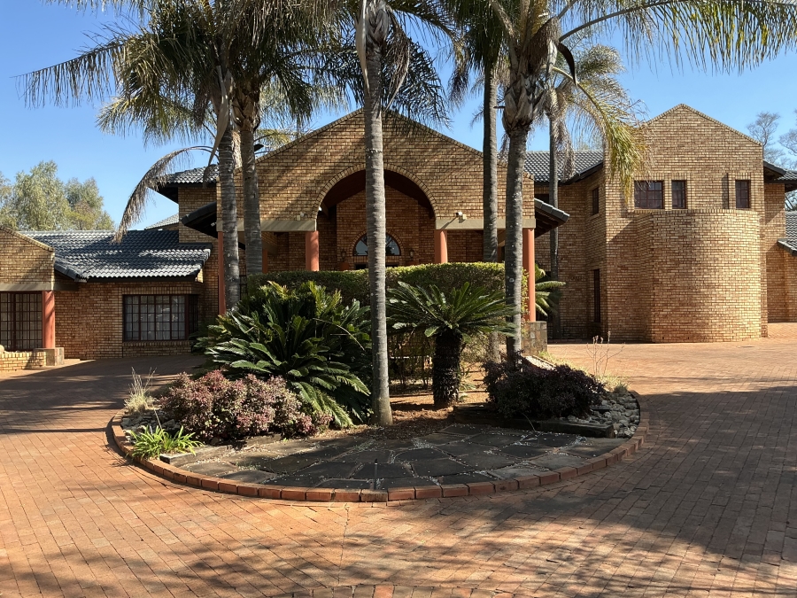 6 Bedroom Property for Sale in Die Hoewes Gauteng