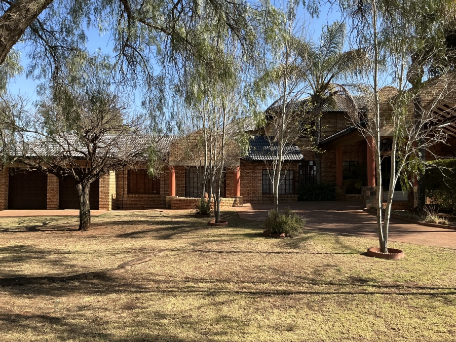 6 Bedroom Property for Sale in Die Hoewes Gauteng