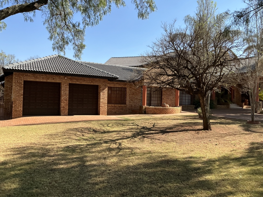 6 Bedroom Property for Sale in Die Hoewes Gauteng