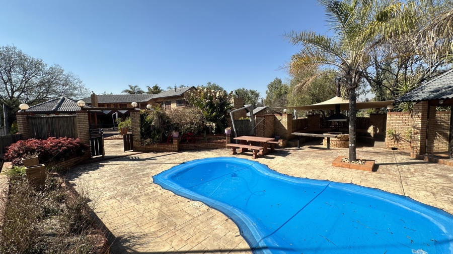 6 Bedroom Property for Sale in Die Hoewes Gauteng