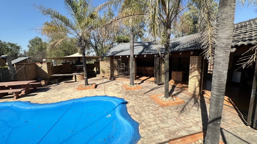 6 Bedroom Property for Sale in Die Hoewes Gauteng