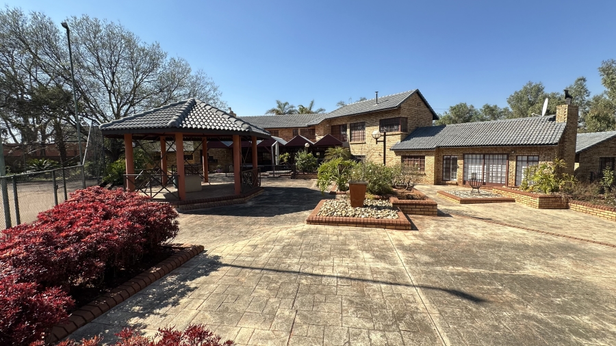 6 Bedroom Property for Sale in Die Hoewes Gauteng