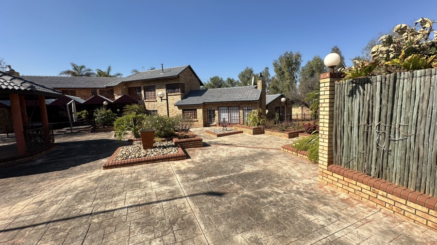 6 Bedroom Property for Sale in Die Hoewes Gauteng